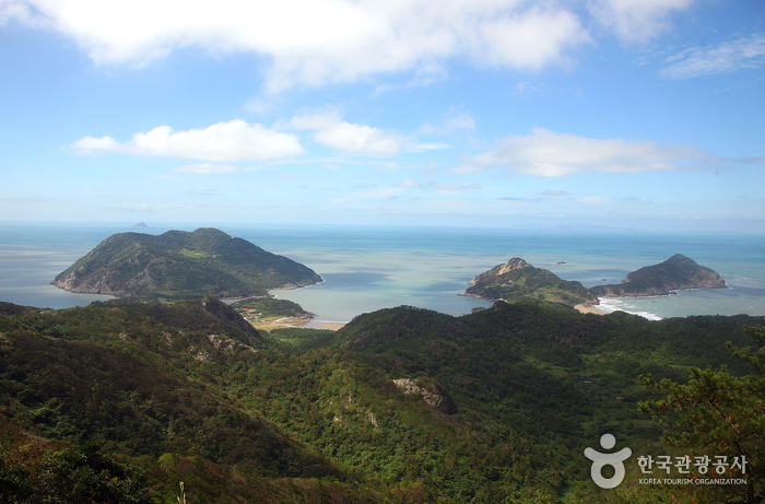 안개사이로 신비로운 섬들이 바다를 수놓는 섬 우이도